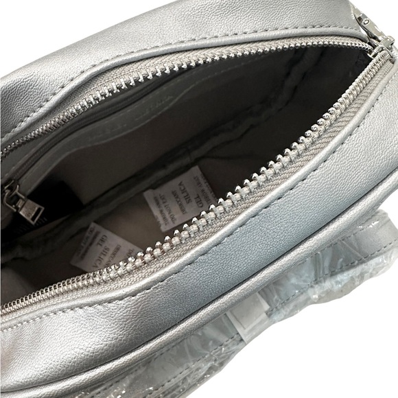 NWT Badgley Mischka Camera Bag with Slip Pocket on the Back Metallic Grey - Picture 4 of 6